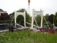 Monteren van de gerestaureerde brug juni 2010