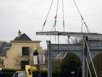 Afbreken van de inmiddels 102 jaar oude brug van Strijensas om gerestaureerd te worden. 
