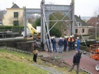 Afbreken van de inmiddels 102 jaar oude brug van Strijensas om gerestaureerd te worden.