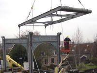 Afbreken van de inmiddels 102 jaar oude brug van Strijensas om gerestaureerd te worden.