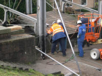 Afbreken van de inmiddels 102 jaar oude brug van Strijensas om gerestaureerd te worden.