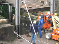 Afbreken van de inmiddels 102 jaar oude brug van Strijensas om gerestaureerd te worden.