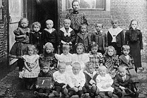 Schoolfoto rond 1908. School achter de kerk.